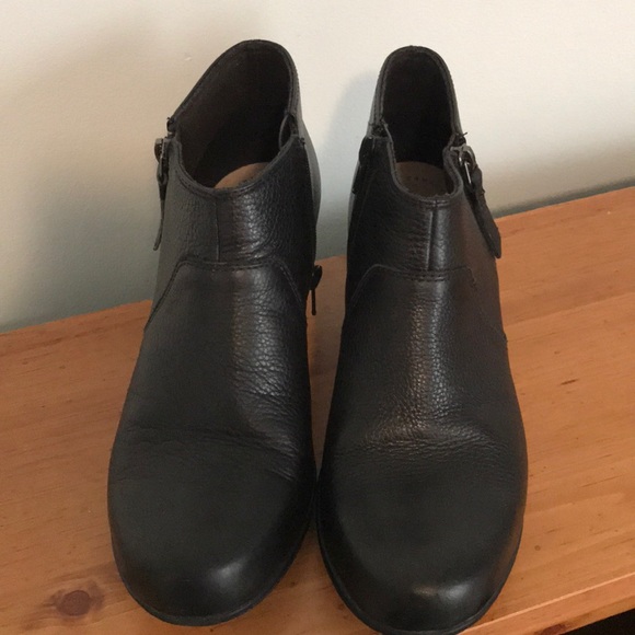 Clarks Ultimate Comfort Black Ankle Booties! Sz 8 - Picture 2 of 8